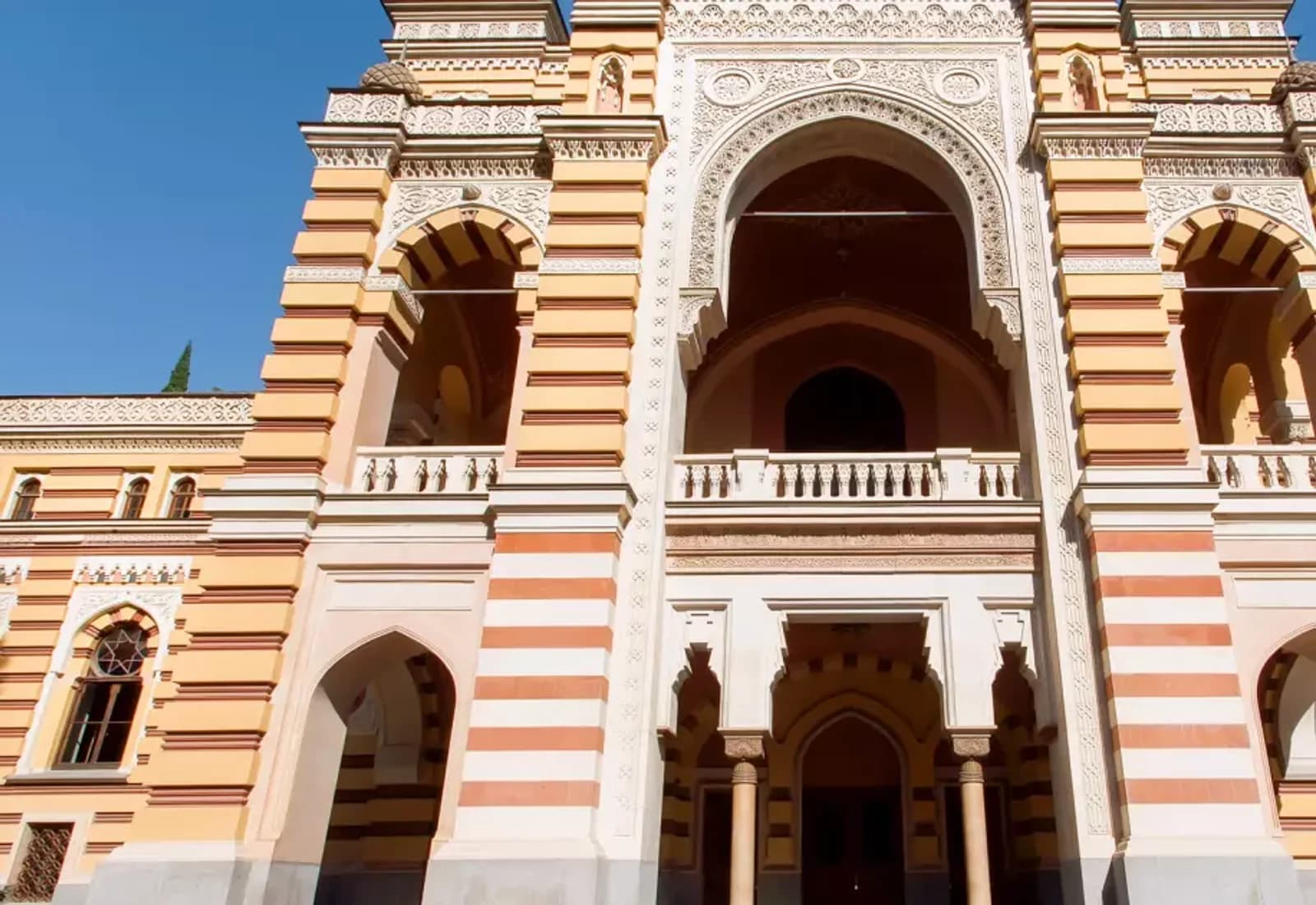 شارع روستافيلي والمتاحف الوطنية